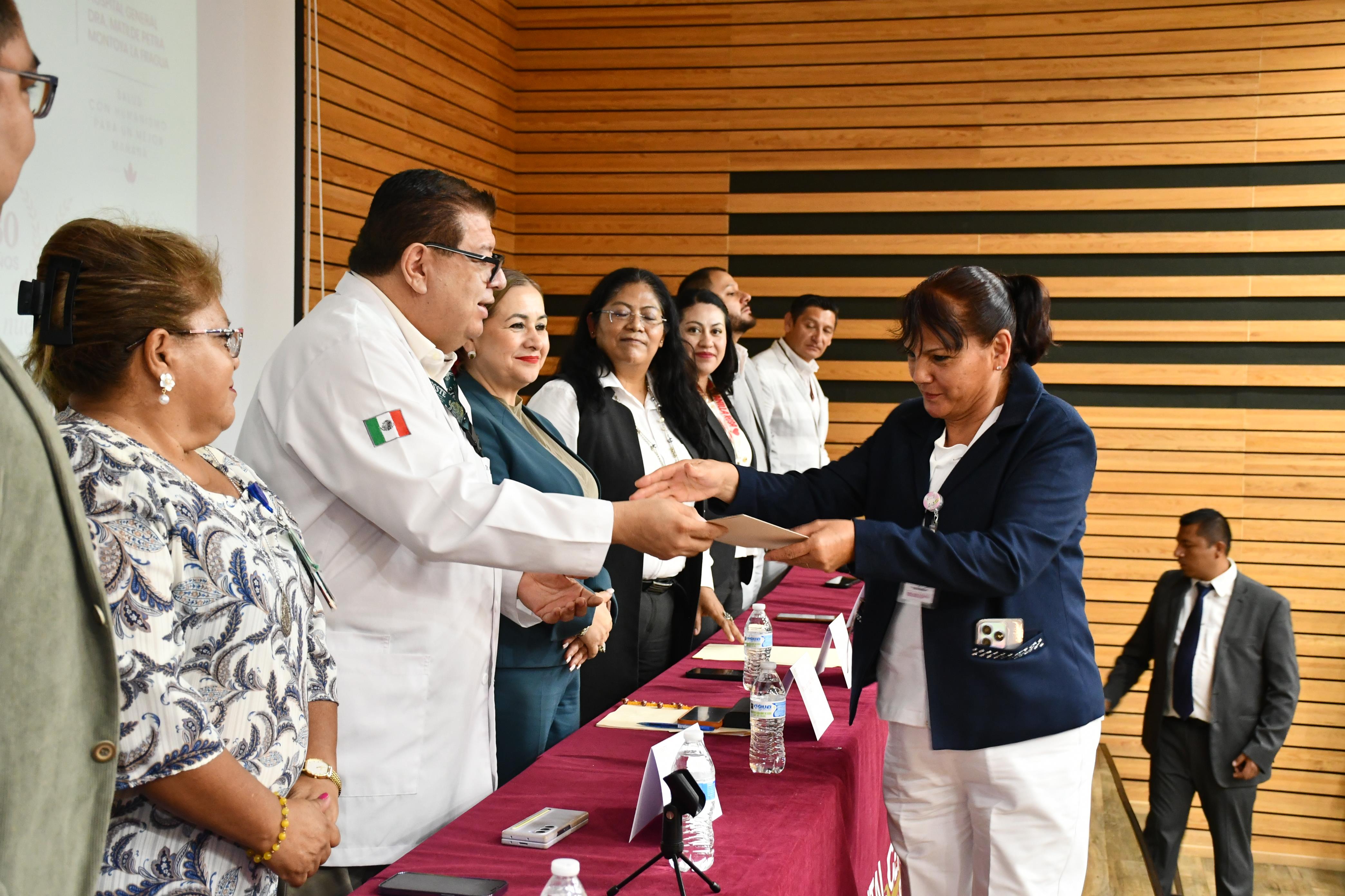 Entrega de Reconocimientos por Años de Servicio en el HG "Dra. Matilde Petra Montoya Lafragua" 